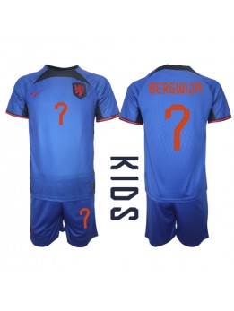 Niederlande Steven Bergwijn #7 Auswärts Trikotsatz für Kinder WM 2022 Kurzarm (+ Kurze Hosen)
